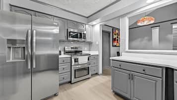 Frigorífic, microones, forn i placa de cuina