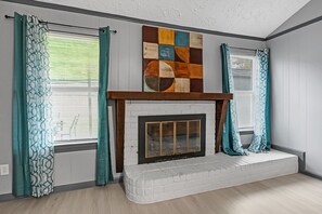 Interior - New Listing/NASA/ 4br 2ba 2000sq Sleeps10, Pet Friendly,Monthly discounts (League City)