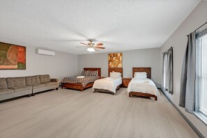 4 bedrooms, desk, iron/ironing board, travel crib - New Listing/NASA/ 4br 2ba 2000sq Sleeps10, Pet Friendly,Monthly discounts (League City)