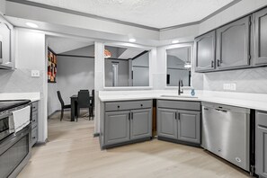 Fridge, microwave, oven, stovetop - New Listing/NASA/ 4br 2ba 2000sq Sleeps10, Pet Friendly,Monthly discounts (League City)