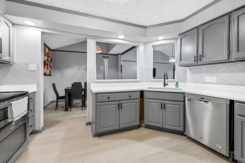 New Listing/NASA/ 4br 2ba 2000sq Sleeps10, Pet Friendly,Monthly discounts