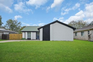 Exterior - New Listing/NASA/ 4br 2ba 2000sq Sleeps10, Pet Friendly,Monthly discounts (League City)