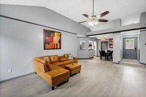 Smart TV, fireplace - New Listing/NASA/ 4br 2ba 2000sq Sleeps10, Pet Friendly,Monthly discounts (League City)