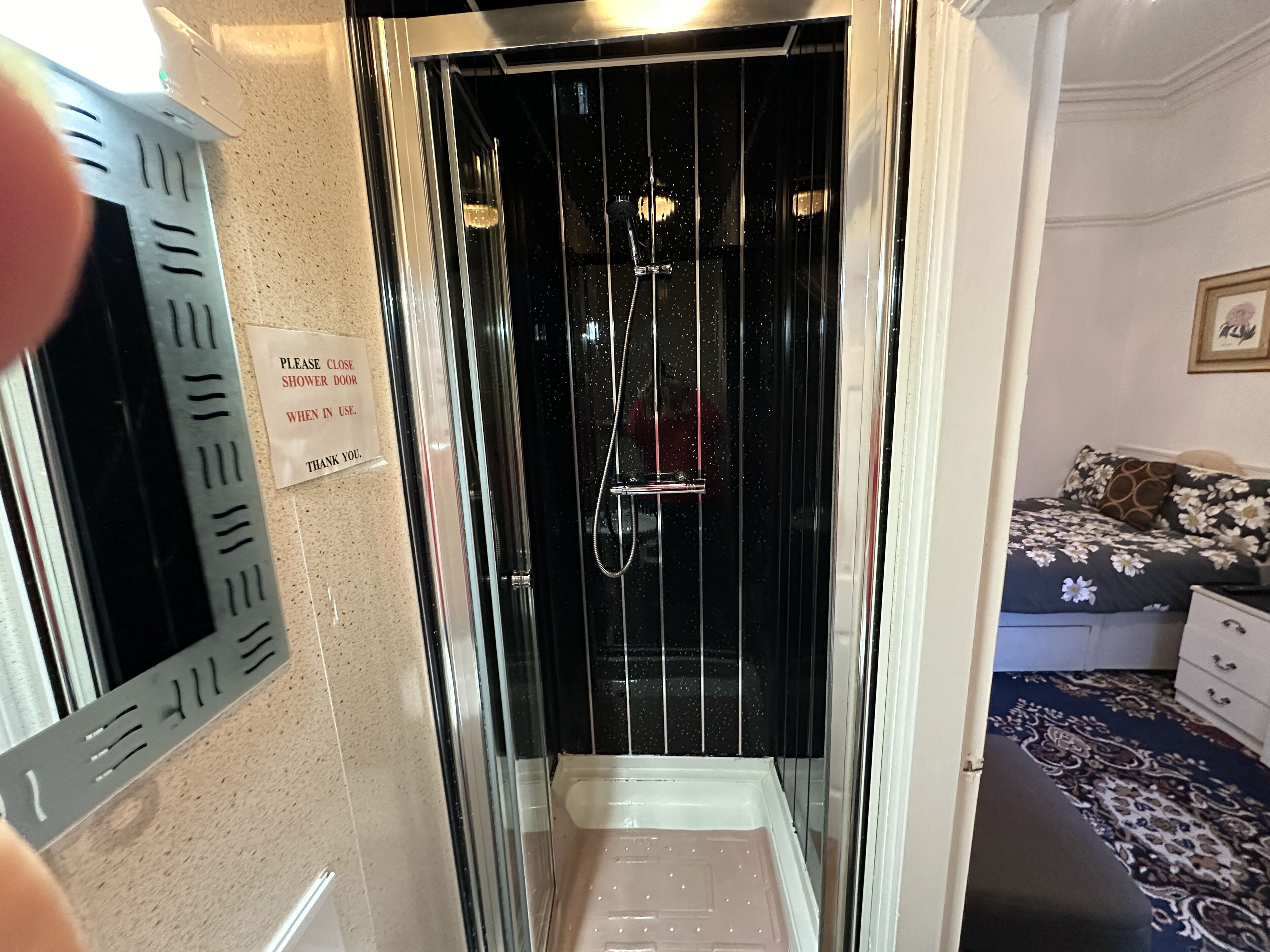 Habitación triple estándar | Baño | Regadera, secadora de cabello, toallas 