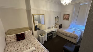 标准三人房 | 笔记本电脑工作区、熨斗/熨板、免费 WiFi、床单