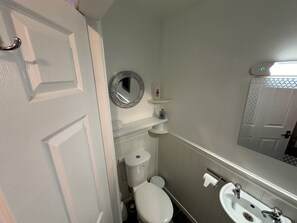 Standard Triple Room | Bathroom | Shower, hair dryer, towels - Ocean Road Rooms (South Shields)