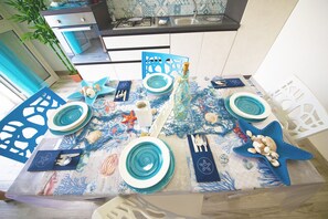 Kühlschrank, Ofen, Herdplatte, Wasserkocher mit Kaffee-/Teezubehör