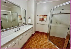 Een douche, handdoeken