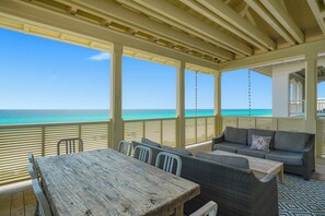 屋外ダイニングエリア