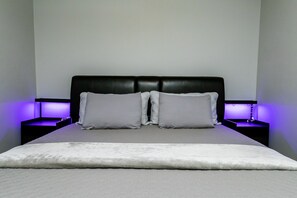 2 عدّة غرف نوم ومكتب ومكواة/لوح كي وسرير سفر