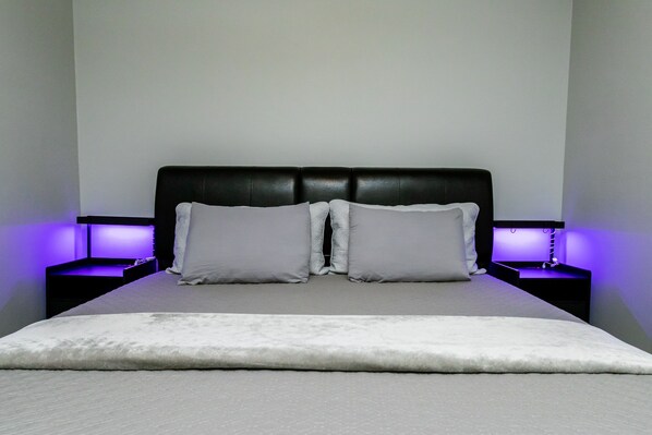 2 chambres, bureau, fer et planche à repasser, lit parapluie