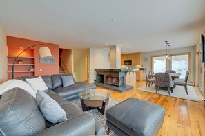 TV, fireplace - The Great Scott Lodge (Snowbird)