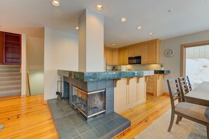 Fridge, microwave, oven, stovetop - The Great Scott Lodge (Snowbird)