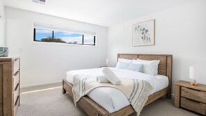 4 soverom, skrivebord, strykejern/-brett og reiseseng for barn