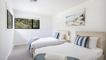 4 bedrooms, desk, iron/ironing board, travel crib