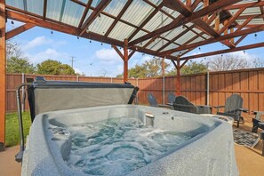 Outdoor spa tub - Best of Carrollton - Luxury, Pool, Hot tub, Games (Carrollton)