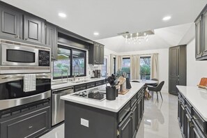 Fridge, microwave, oven, stovetop - Best of Carrollton - Luxury, Pool, Hot tub, Games (Carrollton)