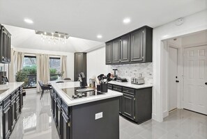 冰箱、微波炉、烤箱、炉灶