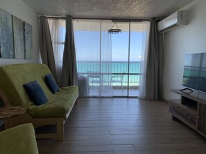 Smart TV - Breath taking beach view next to the beach, restaurants, casinos & night life (Carolina)