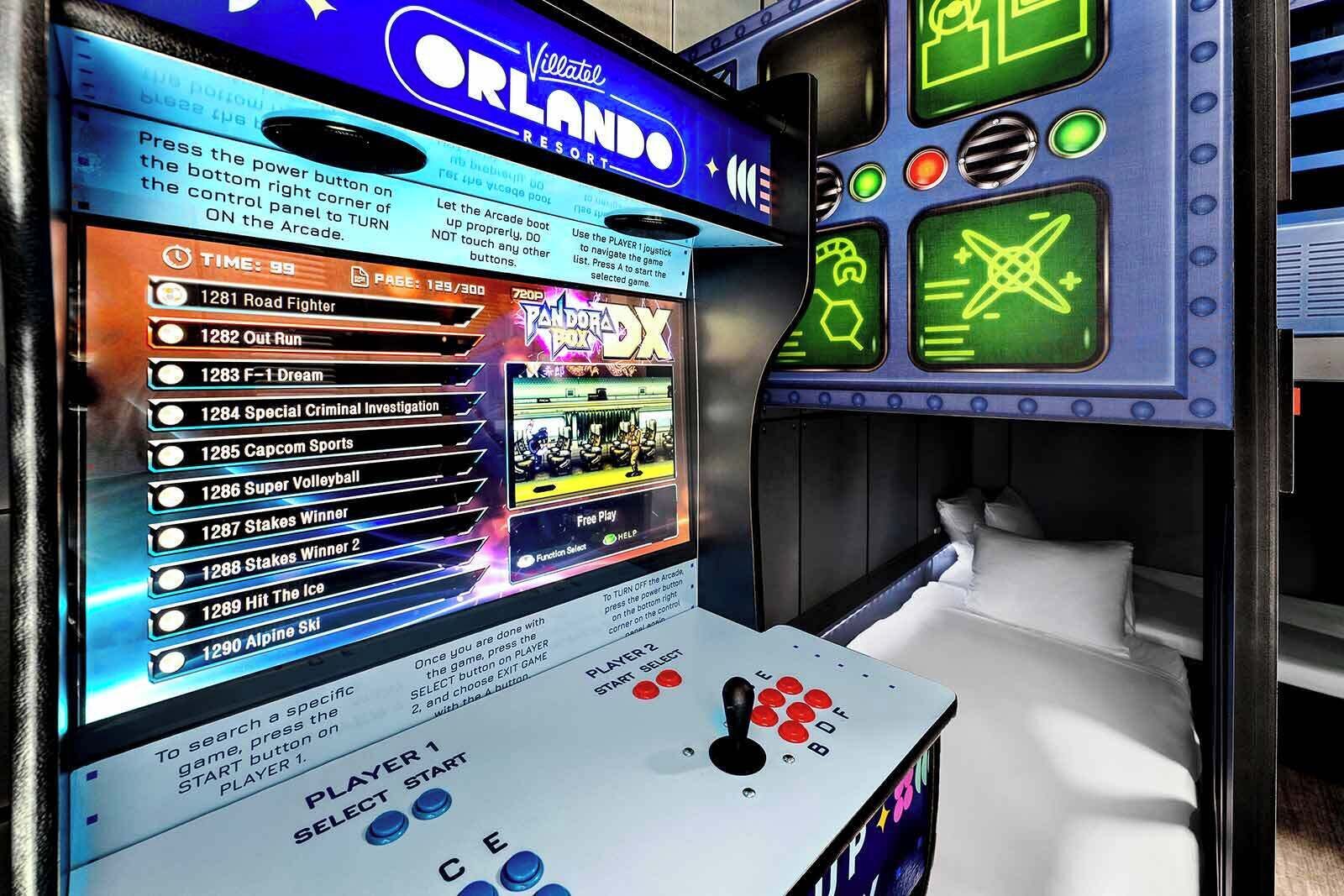 Ein Spielhallenambiente mit Neonlichtern und einer Auswahl an Spielen, die auf einem Bildschirm präsentiert werden.