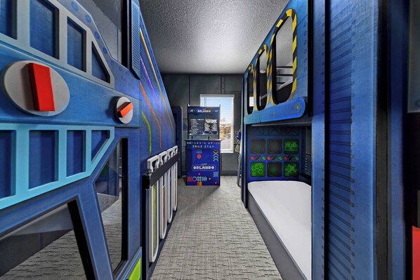 4 slaapkamers, een bureau, een strijkplank/strijkijzer, reisbedje