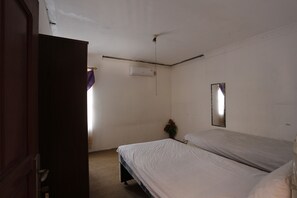 Habitación estándar con 2 camas individuales | Ropa de cama
