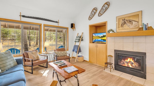 Televisión, chimenea, futbolito, mesa de ping pong