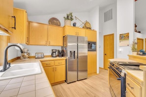 Køleskab, mikrobølgeovn, ovn, kogeplade