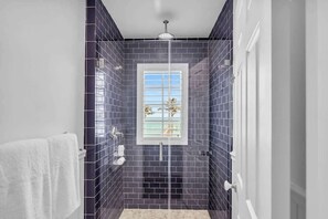 Douche, sèche-cheveux, serviettes fournies, shampoing