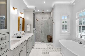 Douche, sèche-cheveux, serviettes fournies, shampoing