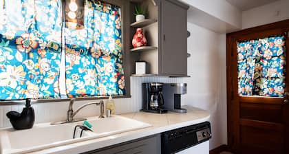 Relax, min from Louisville, Pet friendly, Entire house- fenced in backyard.