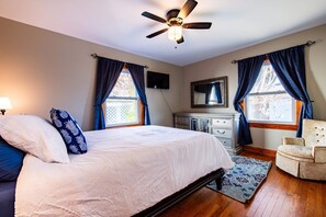 2 bedrooms, desk, iron/ironing board, free WiFi - Relax, min from Louisville, Pet friendly, Entire house- fenced in backyard. (New Albany)