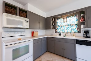 Fridge, microwave, oven, stovetop - Relax, min from Louisville, Pet friendly, Entire house- fenced in backyard. (New Albany)