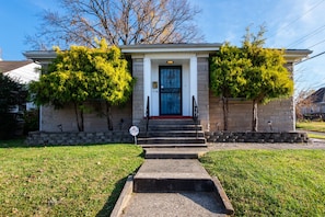 Exterior - Relax, min from Louisville, Pet friendly, Entire house- fenced in backyard. (New Albany)