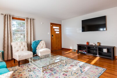 Relax, min from Louisville, Pet friendly, Entire house- fenced in backyard.