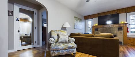 Smart TV, chimenea y libros