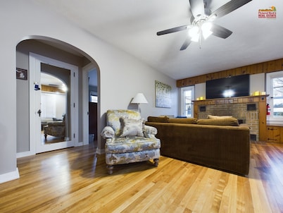 Minutes Away from MQT One Hour to Munising