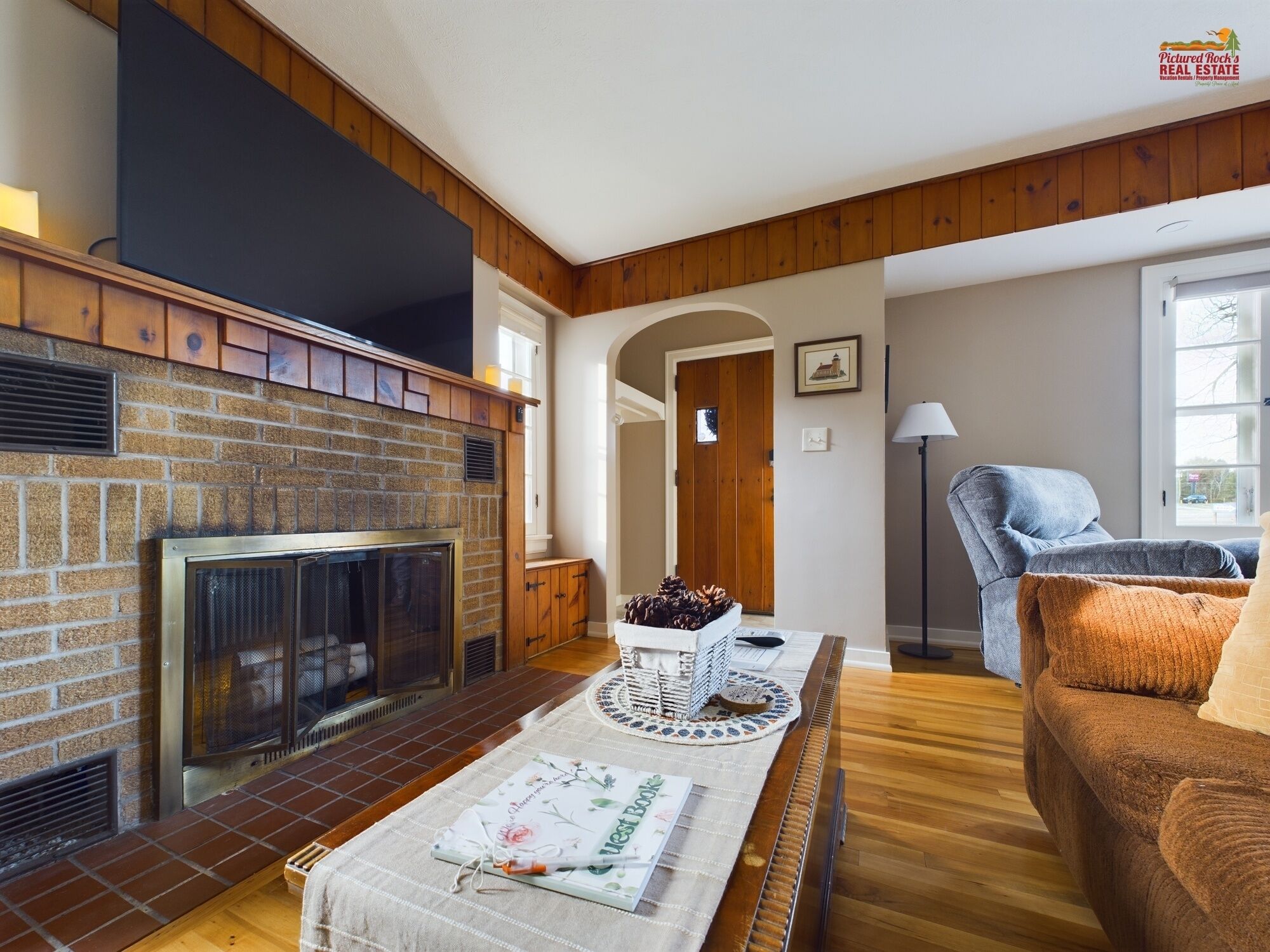 Una Smart TV, una chimenea, libros