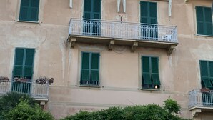 A multi-story building with green shutters, balconies with white railings, and satellite dishes. - Violetta Portofino by PortofinoVacanze  (Rapallo)