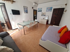 Basic Apartment | Living area