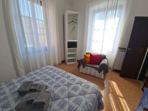 Departamento básico | Ropa de cama hipoalergénica, escritorio y tabla de planchar con plancha 