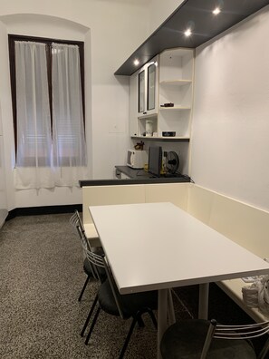 Departamento clásico | Cocina privada | Refrigerador con congelador, microondas, horno y lavavajillas 