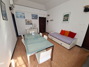 Basic Apartment | Living area