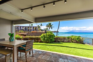 Outdoor dining - Premier Corner 2BR on West Maui Oceanfront (Lahaina)