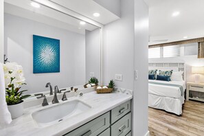 Shower, hair dryer, towels - Premier Corner 2BR on West Maui Oceanfront (Lahaina)