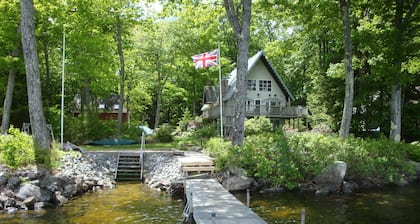 Charming chalet with ample space for the whole family on beautiful Long Lake!