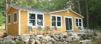 Charming and cozy Maine cottage with picturesque views of Sebago Lake!