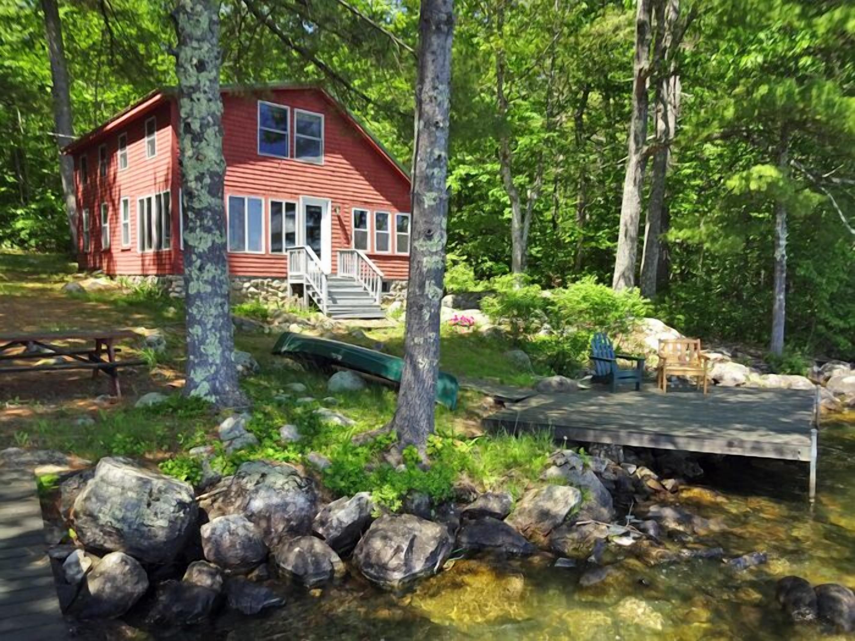 Charming old-fashioned waterfront cottage on Panther Pond. Pet-friendly!
