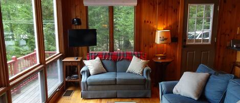 Smart TV, DVD player, table tennis, stereo