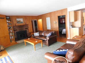 Smart-tv, pejs, dvd-afspiller, bøger